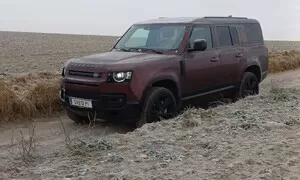 Recenze & testy: Land Rover Defender 130: Nebezpečně blízko dokonalosti