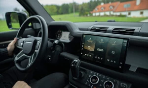 Život Autíčkáře: Telefon do ruky nepatří, ale jak je to s infotainmentem? Podívali jsme se na zoubek nešvaru dnešních interiérů
