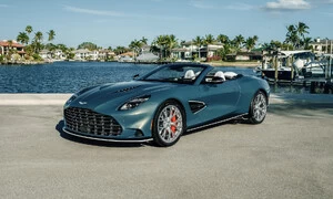 Novinky: Aston Martin Vanquish Volante Wave Edition vás ze zimní šedi teleportuje na Floridu. Luxusní unikát má i silný příběh