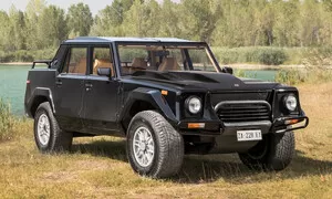 Lamborghini LM002: Masivní offroad ignorující aerodynamiku se srdcem superauta 