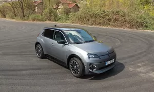Recenze & testy: Renault 5 Roland Garros: Kdo říkal, že elektromobil nemůže mít charakter?