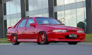 Holden HDT Director: Supersedan od legendy motorsportu, který zničila víra v sílu krystalů