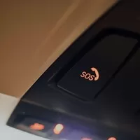 Červené tlačítko SOS: malý telefon, velká závislost na síti