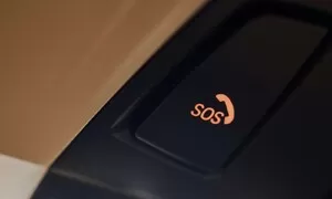 Červené tlačítko SOS: malý telefon, velká závislost na síti