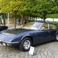 Monica 560: francouzské GT se čtyřmi dveřmi a americkým osmiválcem.