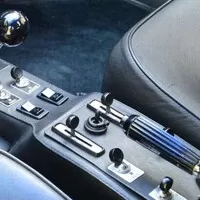 Detail ovladačů ukazuje ambici konkurovat zavedenému luxusu.