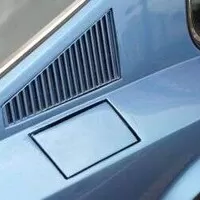 Boční detail připomíná malosériovou, ručně dotahovanou karoserii.