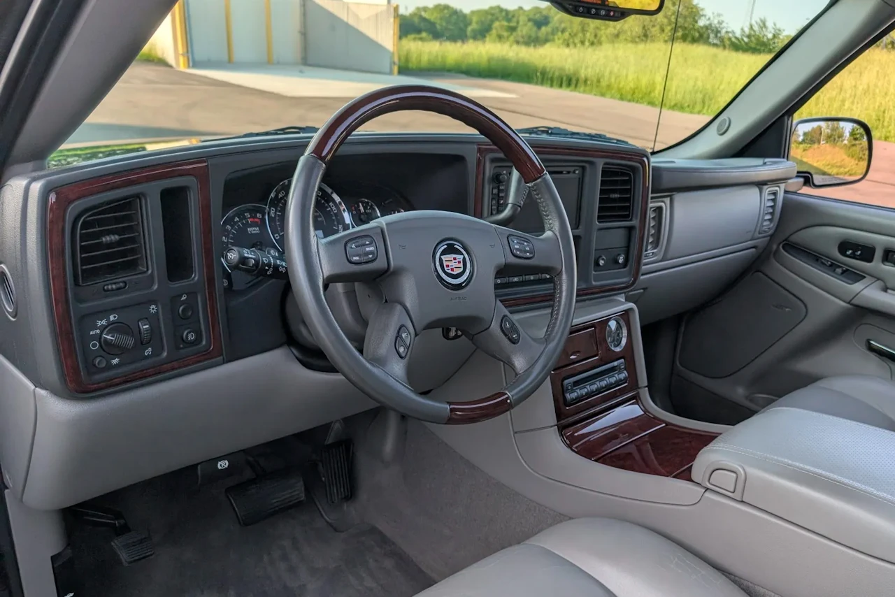 Cadillac Escalade EXT | Foto: Bring a Trailer
