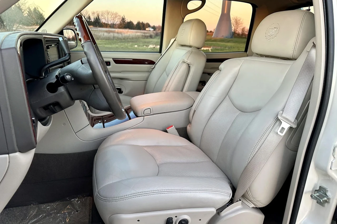 Cadillac Escalade EXT | Foto: Bring a Trailer
