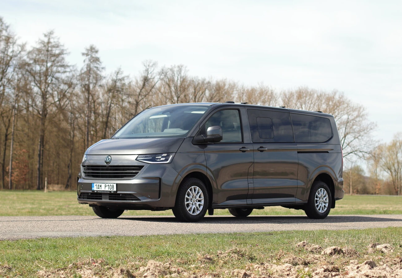 Diesel, automat, čtyřkolka a devět sedaček. VW Transporter Kombi 2.0 TDI ví, co od něj lidé chtějí