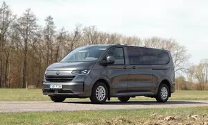 Diesel, automat, čtyřkolka a devět sedaček. VW Transporter Kombi 2.0 TDI ví, co od něj lidé chtějí