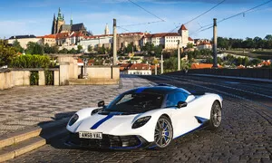 Aston Martin Valhalla na návštěvě v Praze