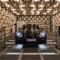 Moderní auta už často nezesilují mechaniku, ale pečlivě namíchaný signál.
