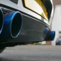Výfuk připomíná, proč řidiči berou zvuk auta jako součást zpětné vazby.