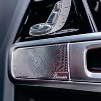 V kabině přebírá část zpětné vazby audio soustava, která dřív jen hrála hudbu.