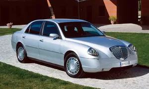 Lancia Thesis: Aristokratický sedan, jehož extravagantní design konzervativní trh nepřijal