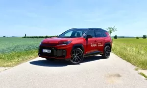 Novinky, Recenze & testy: Toyota RAV4 GR Sport: Zůstává rodinným ideálem, přitom špetkou koření zlepší řidiči den
