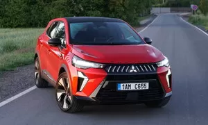 Recenze & testy: Mitsubishi Grandis HEV Instyle+: Francouzský pokrm, kterému chybí japonské koření