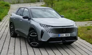 Recenze & testy: Peugeot e-3008 Dual Motor: Když lev vytáhne drápky