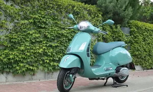 Nejhezčí a nejrychlejší. Vespa GTS 310 80th utluče všechny argumenty zdravého rozumu