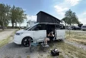 Stačí mít kde hlavu složit. Volkswagen California Beach Tour je zlatá střední cesta mezi komfortem a svobodou pohybu