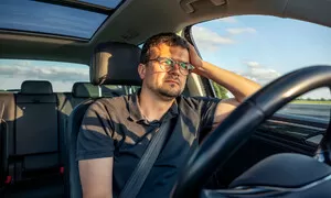 Mikrospánek za volantem způsobuje nejtragičtější nehody. Jak se mu bránit?