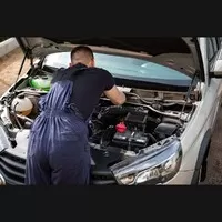 Mechanik při kontrole motorového prostoru. Foto: Sergey Meshkov / Pexels.