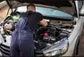 Mechanik při kontrole motorového prostoru. Foto: Sergey Meshkov / Pexels.