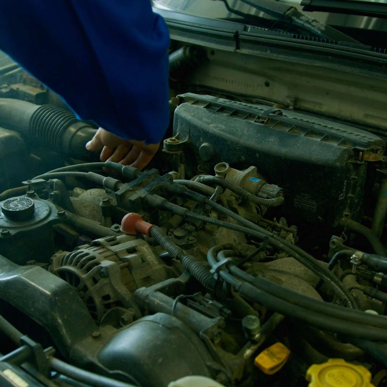 Mechanik opravuje motor automobilu