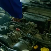 Mechanik opravuje motor automobilu. Foto: Artem Podrez / Pexels.