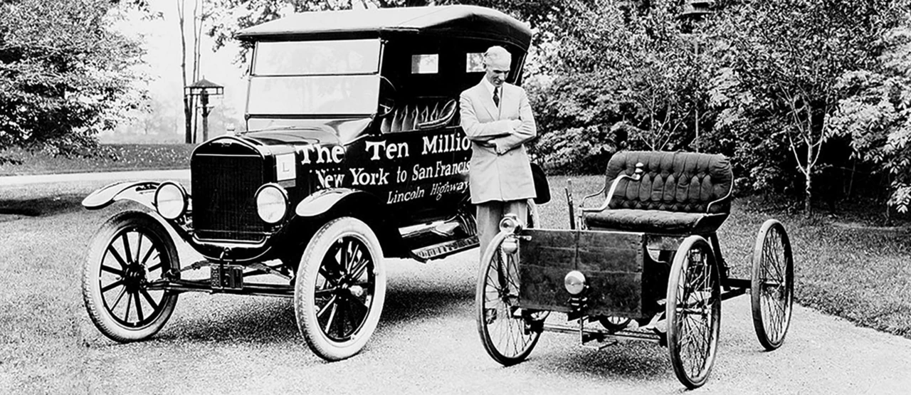 Srovnání Fordovy první čtyřkolky a Modelu T, Foto: Ford Motor Company - oficiální historická fotografie určená k publikaci