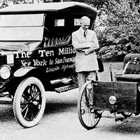 Srovnání Fordovy první čtyřkolky a Modelu T, Foto: Ford Motor Company - oficiální historická fotografie určená k publikaci