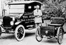Srovnání Fordovy první čtyřkolky a Modelu T, Foto: Ford Motor Company - oficiální historická fotografie určená k publikaci