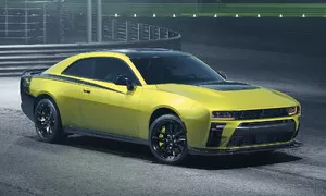 Dodge Charger znovu oživuje legendární jméno Super Bee. Pohánět ho ale bude kontroverzní motor. Co si o tom myslíte?