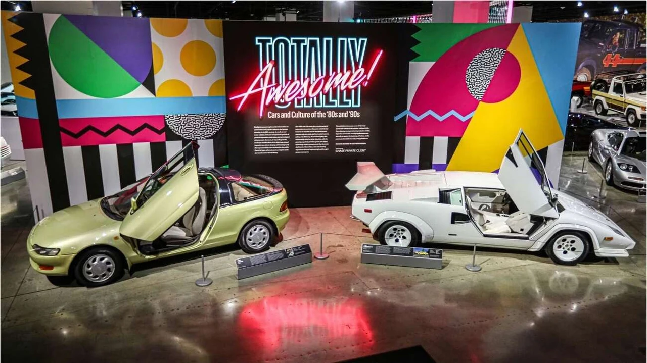 Expozice Totally Awesome - Petersen Museum, LA - Toyota Sera, Lamborghini Countach | Zdroj: https://www.jalopnik.com/1890160/petersen-automotive-museum-totally-awesome-exhibit-80s-90s-cars-concepts/