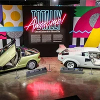 Expozice Totally Awesome - Petersen Museum, LA - Toyota Sera, Lamborghini Countach | Zdroj: https://www.jalopnik.com/1890160/petersen-automotive-museum-totally-awesome-exhibit-80s-90s-cars-concepts/