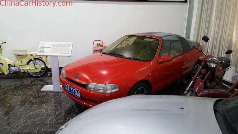 Toyota Sera se světly z Toyoty Camry - Weifang Museum, Čína | Zdroj: https://chinacarhistory.com/2018/11/06/trip-report-weifang-generations-classic-car-museum-part-4/