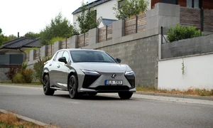 Recenze & testy: Lexus RZ 550e F Sport: Fascinující řízení a virtuální řazení dělají z jinak konvenčního elektromobilu poměrně zajímavé zboží