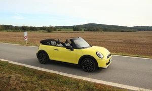 Recenze & testy: Nesportovní, a přesto tak zábavné. Mini Cooper Cabrio C má radost v základní výbavě