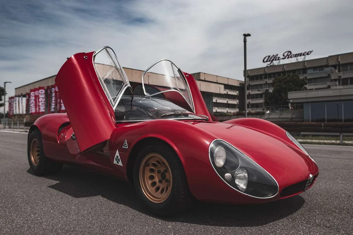 1967 Alfa Romeo Tipo 33 Stradale | Zdroj: https://monochrome-watches.com/the-petrolhead-corner-1967-2023-alfa-romeo-tipo-33-stradale/