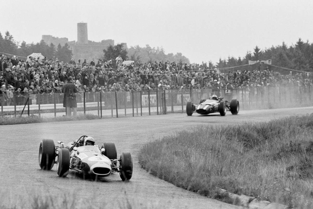 Brabham před Johnem Surteesem míří za vítězstvím, Nürbrugring, 1966