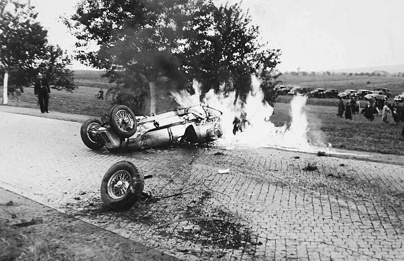 Německý jezdec Paul Pietsch své Maserati 6C-34 rozbil už v tréninku, Masarykův okruh, 1937.