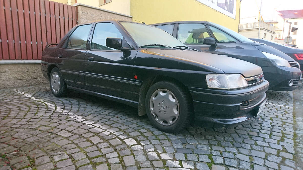 Před hasičárnou, když na mě čeká