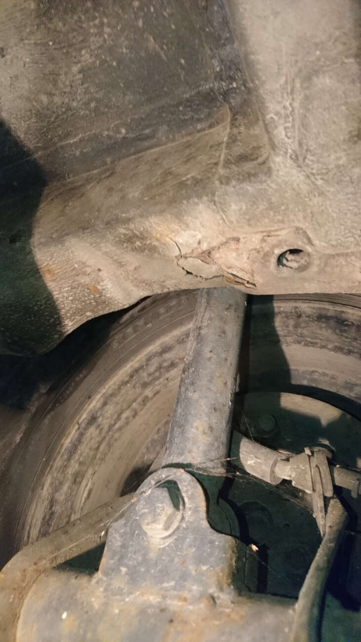 Tady ještě z nosníku něco zbylo