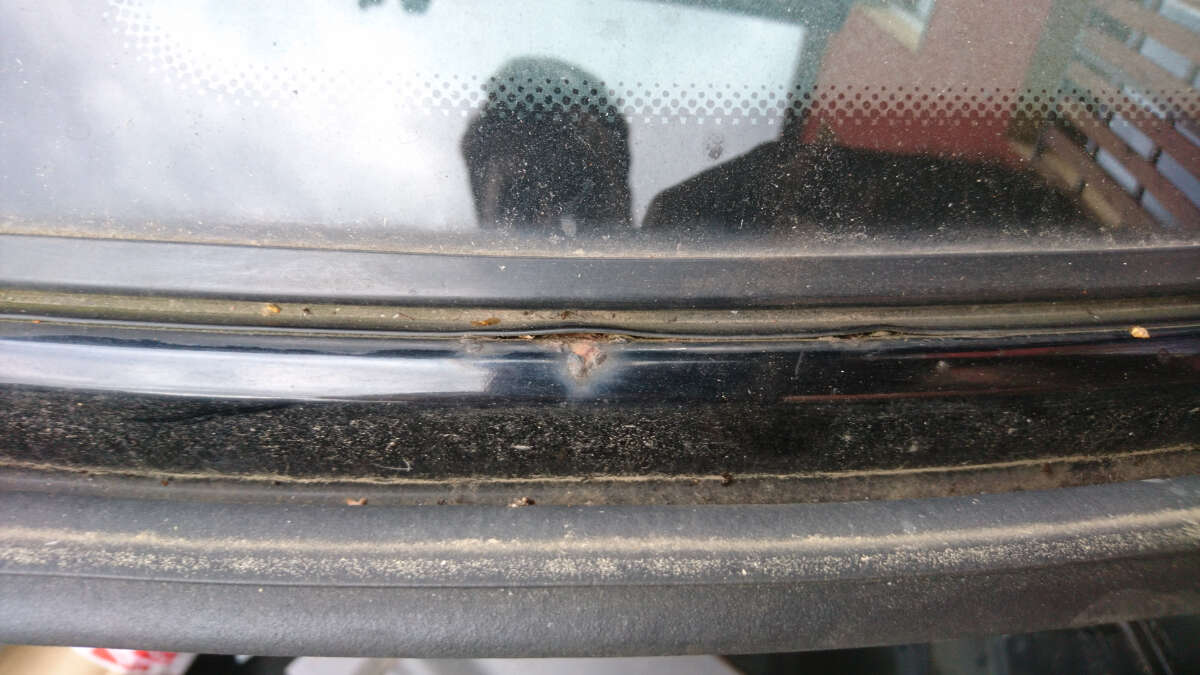 Fakt jsem nečekal, že budu muset sundávat zadní sklo skrz tohle