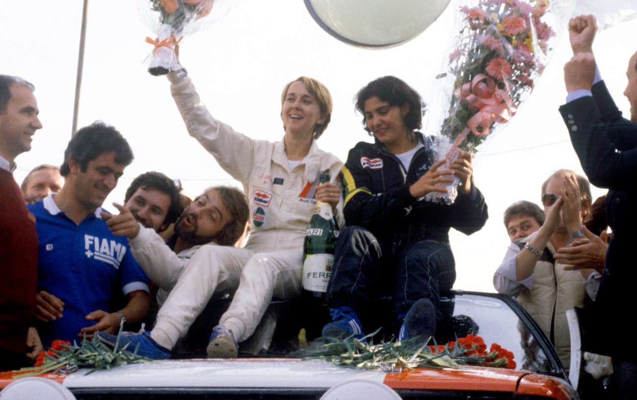 První triumf v MS. V cíli Rallye Sanremo 1981.
