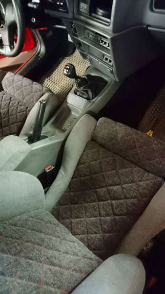 Poslední kousek skládačky - loketní opěrka a madlo ruční brzdy !