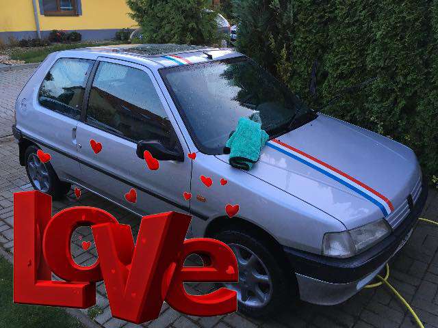 Proběhl i lehký polep s francouzskou trikolórou