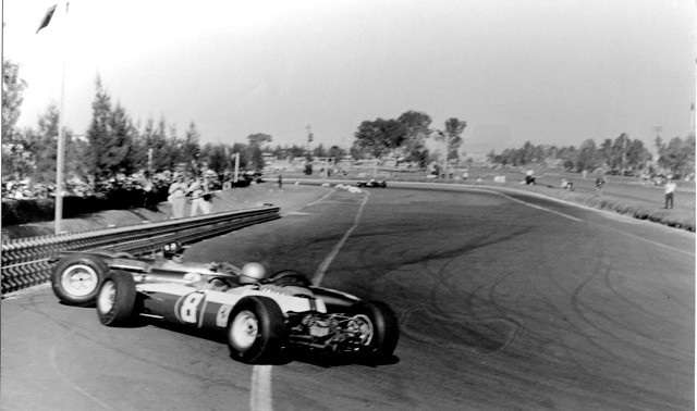 Lorenzo Bandini naráží do Grahama Hilla, GP Mexiko 1964