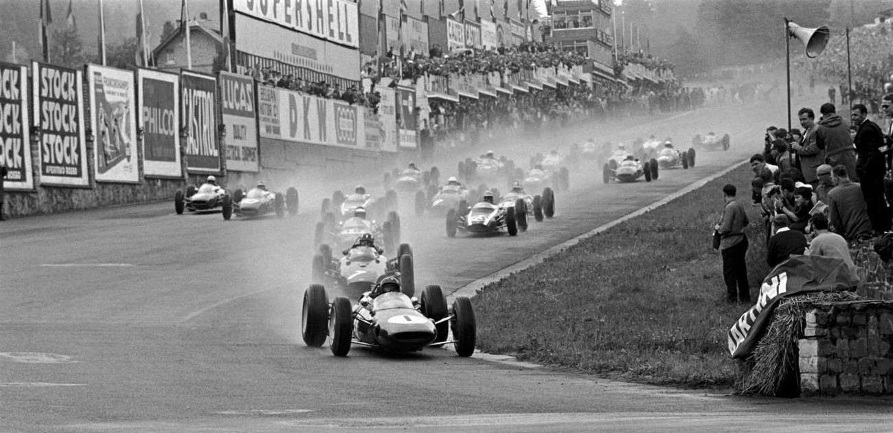 V deštivé GP Belgie 1963 předvádí Jim Clark famózní start, zde už v čele.